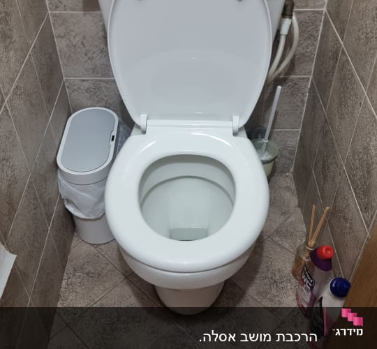 שירותים עם אסלה פתוחה ומוצרי ניקוי